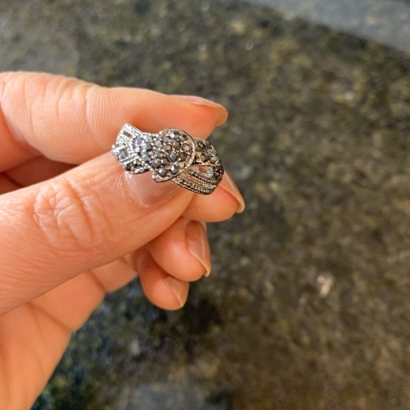 Jewelry - Costume  ring